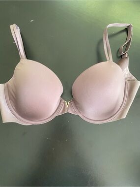 [Victoria’s Secret] Tonal Taupe Bra with V-Wire Accent